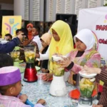 Usai Panen Sayur di Kebun Hidroponik, Siswa Membuat Jus Sehat