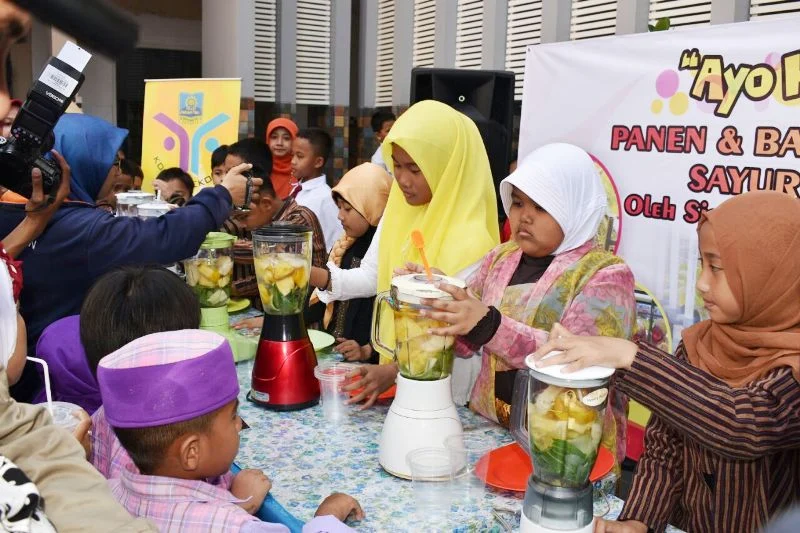 Usai Panen Sayur di Kebun Hidroponik, Siswa Membuat Jus Sehat