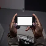 Hukum Membawa HP Beraplikasi Al-Quran ke Toilet