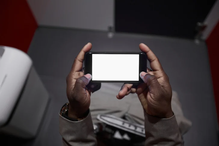 Hukum Membawa HP Beraplikasi Al-Quran ke Toilet