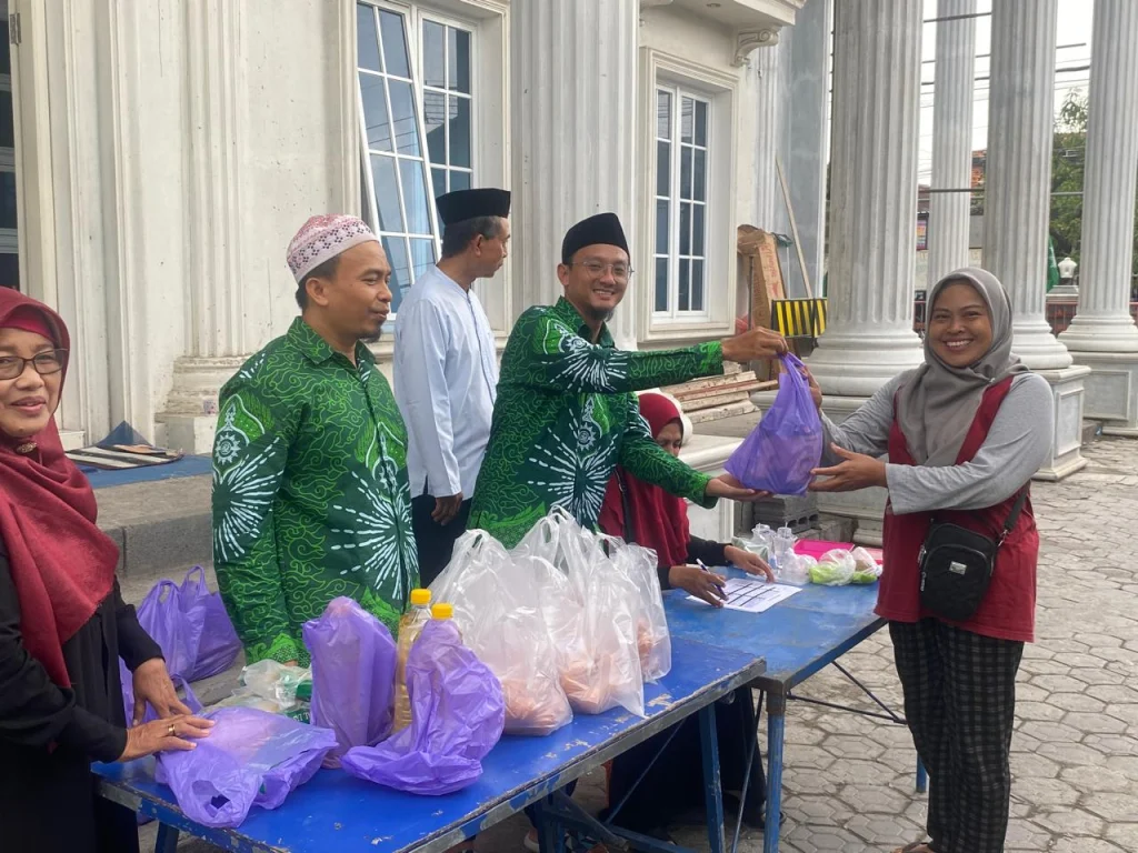Bazar Sembako Murah PRM Sumorame Diserbu Masyarakat Sekitar