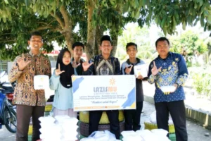 Jumat Berkah: Lazismu OKU Timur Bagikan Nasi Kotak