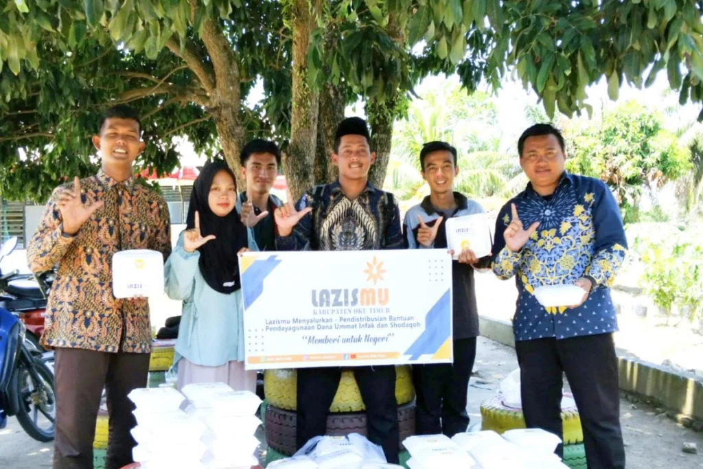 Jumat Berkah: Lazismu OKU Timur Bagikan Nasi Kotak