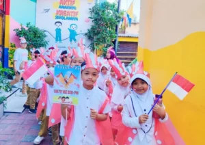 Pawai Kemerdekaan Sekolah Kreatif Baratajaya Bertabur Kemeriahan