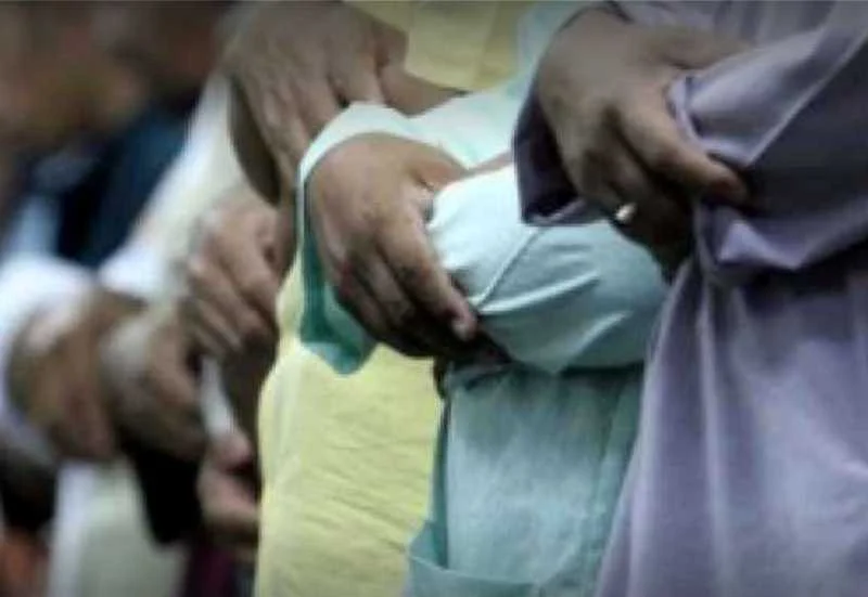 Berdiri I’tidal, Tangan Bersedekap atau Lurus?