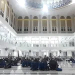 Suasana Haru dan Bahagia Iringi Kedatangan Jamaah Haji KBIHU Jabal Nur 2025 di Sidoarjo