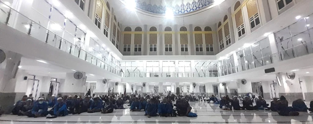 Suasana Haru dan Bahagia Iringi Kedatangan Jamaah Haji KBIHU Jabal Nur 2025 di Sidoarjo