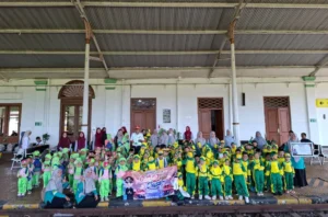 KB–TK ABA Paiton Ajak Siswa Belajar Transportasi Darat Lewat Pengalaman Naik Kereta Api