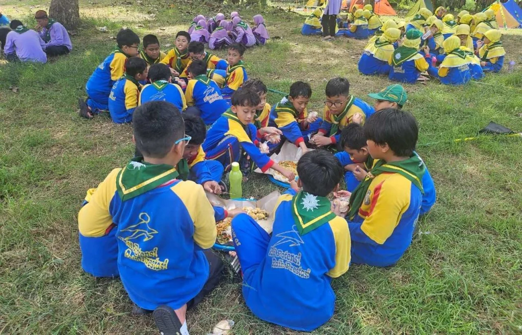 Serunya Makan Krayahan di Kemahiran MDTC Panceng: Merajut Kebersamaan di Tengah Alam