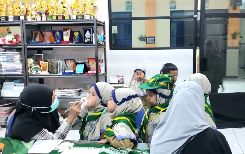 Wujudkan Generasi Sehat dan Unggul, SD Muhlas Gandeng Klinik Al Azhar Gelar Skrining Kesehatan
