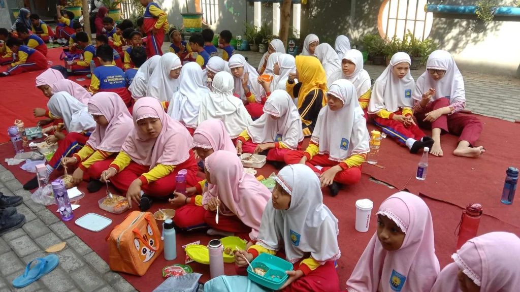 Rayakan Hari Anak Nasional 2025, SD Muhammadiyah Kota Blitar Gelar Makan Sehat Bergizi Serentak