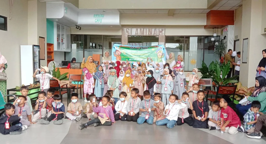 Kenalkan AUM, SD Muhammadiyah 1 Blitar Ajak Murid Baru Kunjungi RSI Aminah