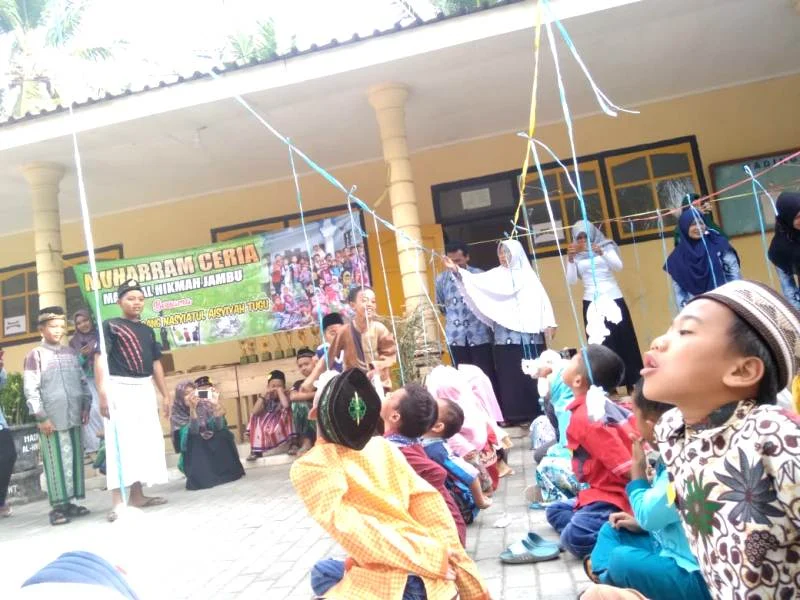 Di Madrasah Ini Lomba Makan Kerupuk Sambil Duduk
