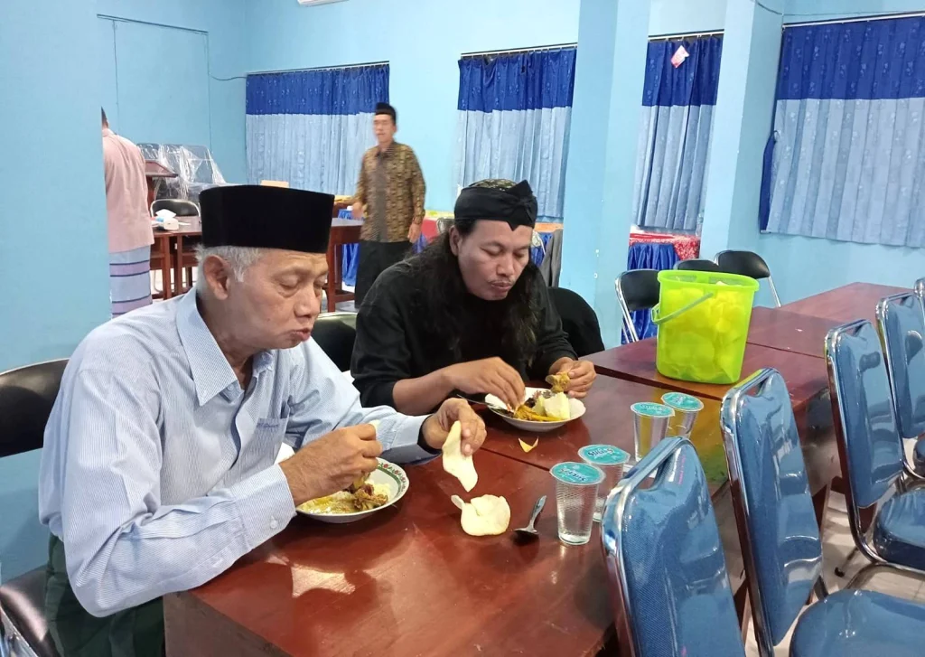 Beginilah Momen Hangat PRM dan PRPM Sendangagung Saat Sarapan Bareng Kiai Cepu Setelah Shalat Idul Adha