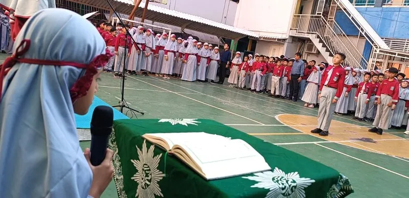 Lantunan Ayat Suci Al-Qur’an yang Merdu dari Sayyida Awali Apel Peringatan HGN di SD Musix