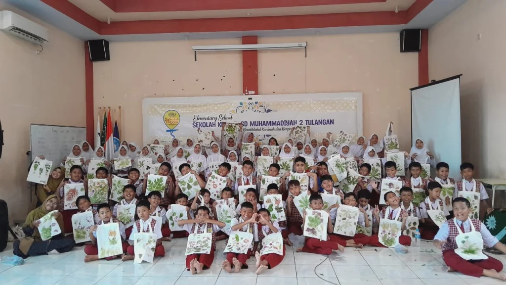 Keseruan Pembelajaran Ecoprint di SD Muda Tusida, Siswa Kelas 4 Ikuti Workshop Membatik dengan Teknik Ponding