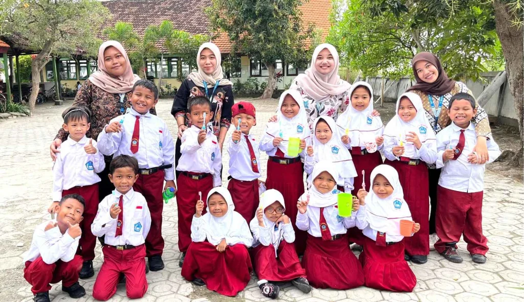 Mahasiswa KKN UMG Edukasi Siswa SDN 136 Gresik lewat Program Si Gigi