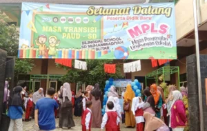 Sambut Murid Setiap Pagi, SD Muhammadiyah Kota Blitar Gelar Piket Rutin di Gerbang Sekolah