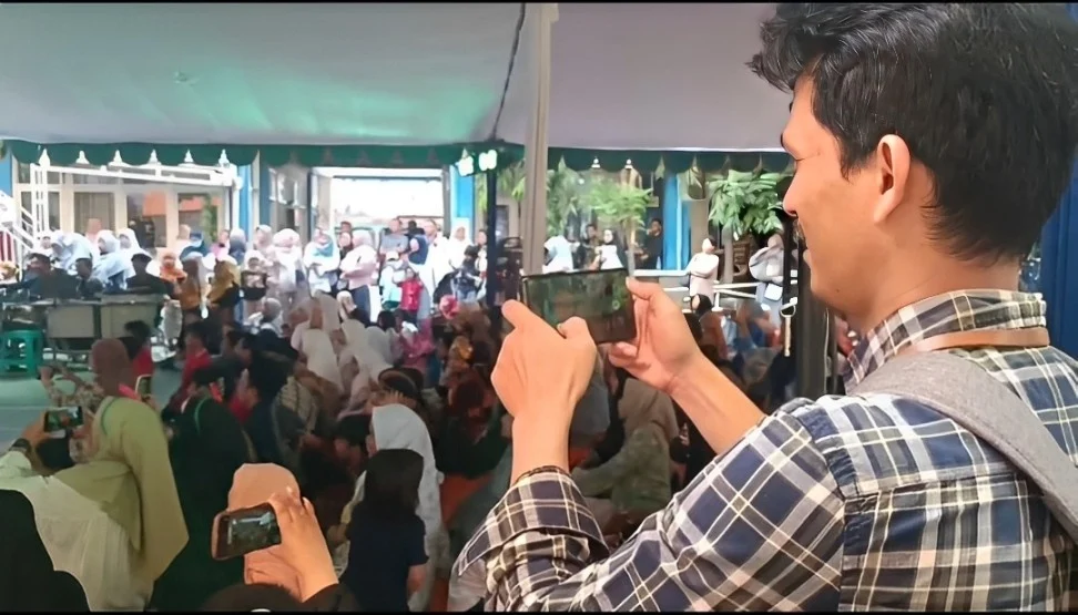 Tak Mau Lewatkan Momen, Wali Murid SD Musix Antusias Abadikan Buah Hatinya di Panggung Gen Q Award