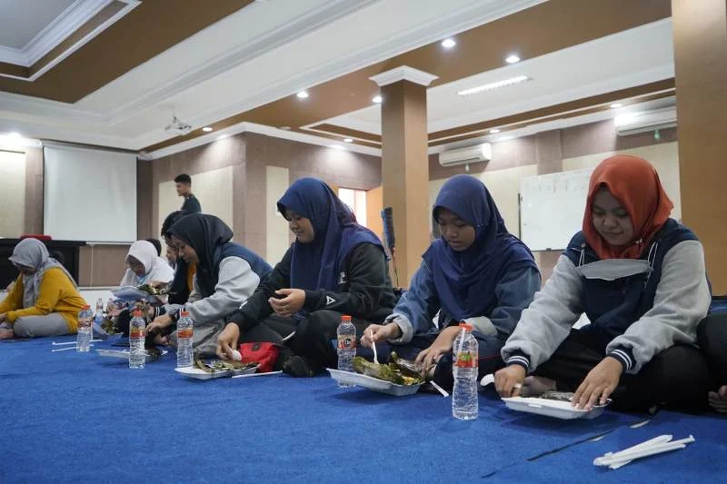 Sarapan Nasi Bakar Awali Laga Silaturahmi Dua Sekolah Ini