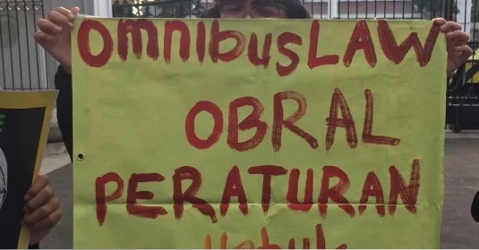 Periuk Nasrudin Beranak Omnibus Law