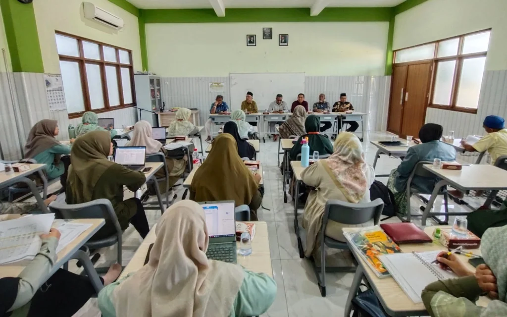 Jelang Tahun Ajaran Baru, Guru dan Karyawan SD Almadany Dapat Pesan Penting Ini saat Pembekalan