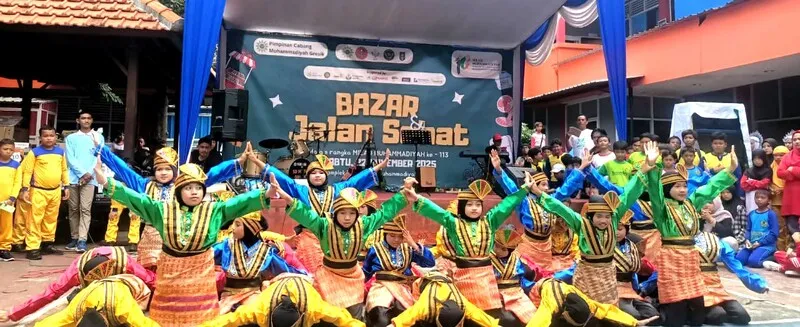 PCM Gresik Semarakkan Milad ke-113 Muhammadiyah dengan Parade, Bazar, hingga Jalan Sehat