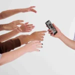 Stop! Jangan Biarkan Media Sosial Menentukan Standar Bahagiamu