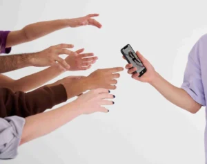 Stop! Jangan Biarkan Media Sosial Menentukan Standar Bahagiamu
