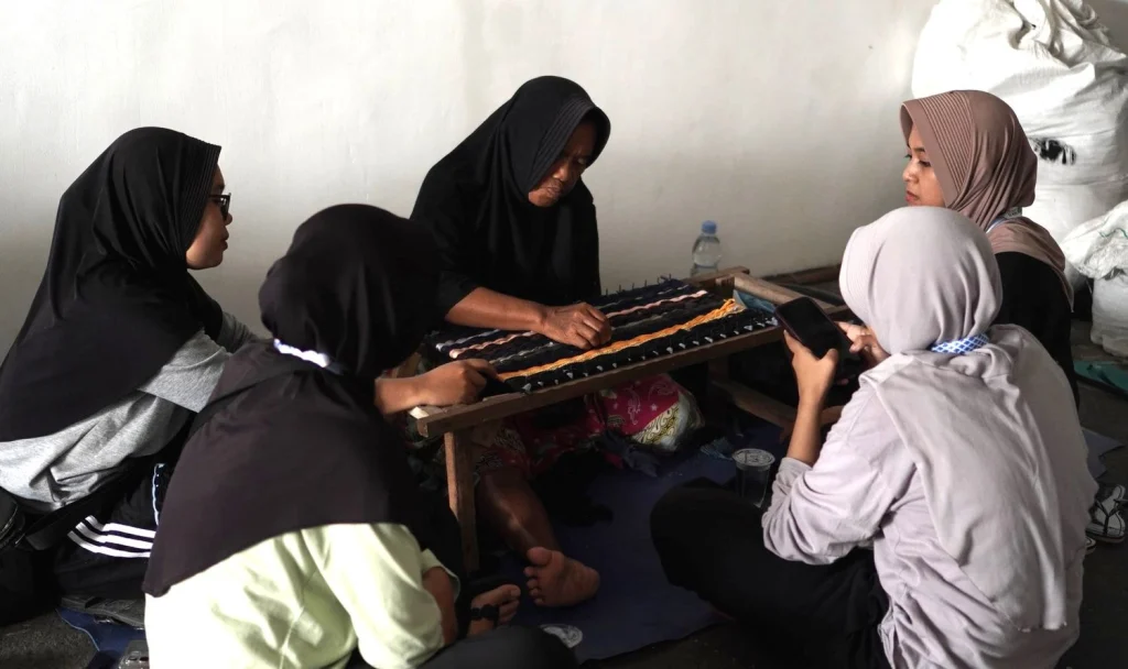 Mahasiswa KKN UMG Kunjungi Perajin Keset Kain Perca di Desa Wotansari