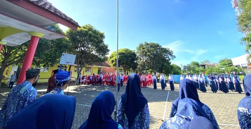SD Muhammadiyah 19 dan SMP Muhlas Rogojampi Peringati Hari Guru Nasional dengan Upacara Bersama