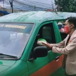 Pemuda Muhammadiyah Kota Bandung Berbagi Beras ke Sopir Angkot
