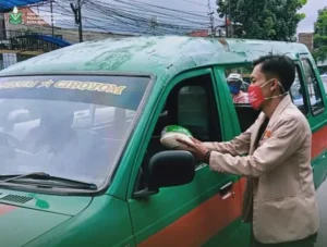 Pemuda Muhammadiyah Kota Bandung Berbagi Beras ke Sopir Angkot