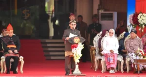 Pimpin Upacara HGN di Surabaya, Mendikdasmen Tegaskan Komitmen Pemerintah Tingkatkan Kompetensi dan Kesejahteraan Guru