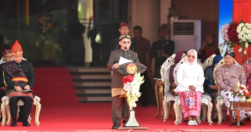 Pimpin Upacara HGN di Surabaya, Mendikdasmen Tegaskan Komitmen Pemerintah Tingkatkan Kompetensi dan Kesejahteraan Guru