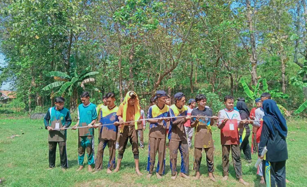 SMK Muhammadiyah 10 Mantup Latih Fokus dan Kerja Sama Tim lewat Permainan Pingpong Paralon