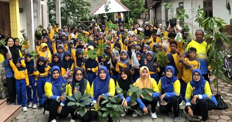Peringati Milad Muhammadiyah, MIM 14 Megale Tebar Kebermanfaatan lewat Penanaman 113 Pohon