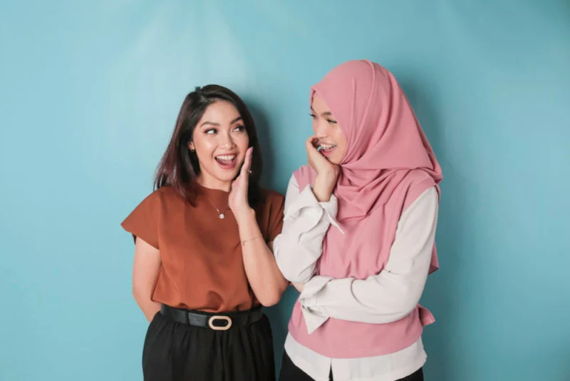 Batasan Aurat Muslimah di Depan Wanita Non-Muslim