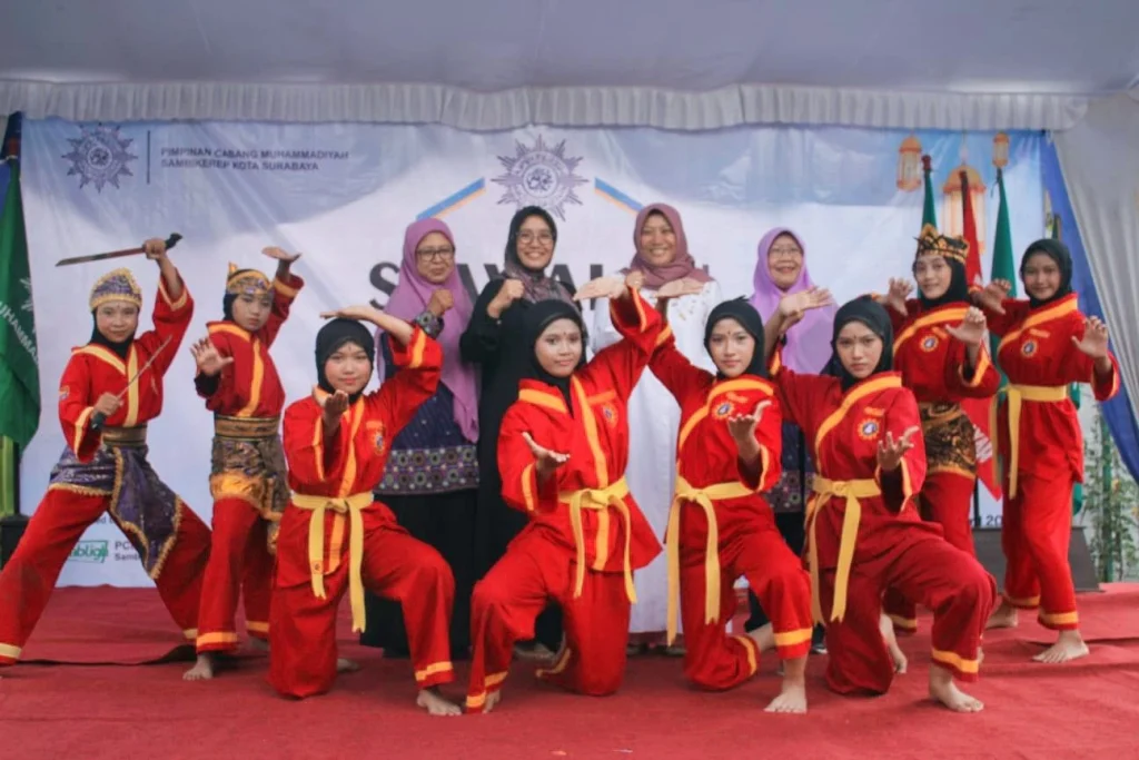 Penampilan Srikandi Tapak Suci Sambikerep Semarakkan Syawalan PCM Sambikerep