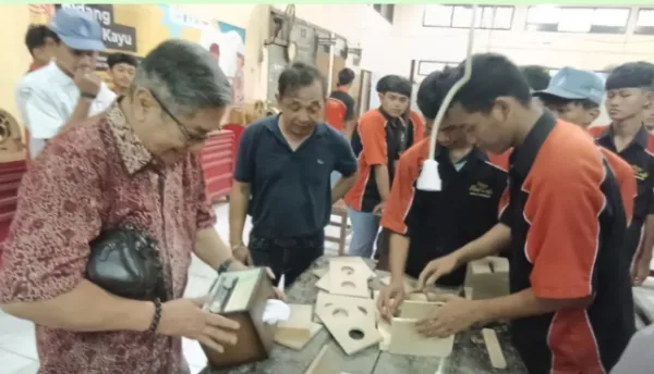 Putra Bung Tomo Resmikan “Radio Perjuangan” Karya Siswa SMKN 12 Surabaya