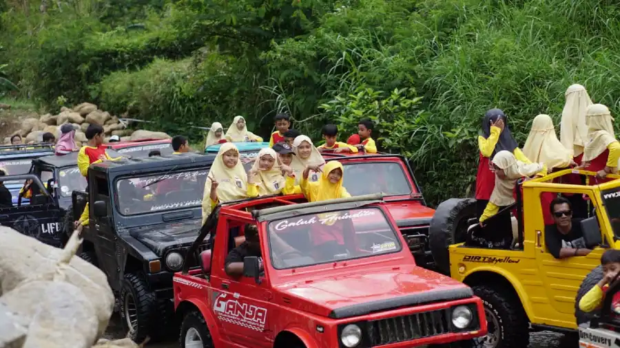 Field Trip Anti-Mainstream! Serunya Siswa SDM 2 Bojonegoro Wisata Jeep di Karanganyar