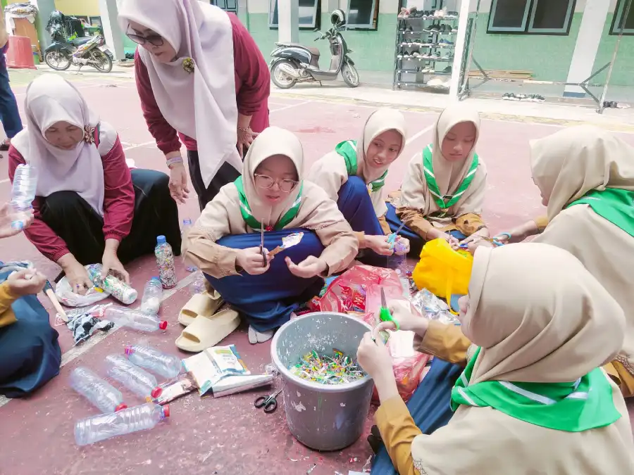 HW SMA Jaza’ul Ihsan Ajak Siswa Kurangi Sampah Plastik