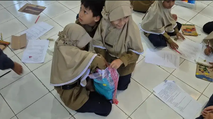 STEAM Cilik Beraksi: Kelas 2 SDMM Uji Coba dan Presentasi Proyek ‘My Green Bag’