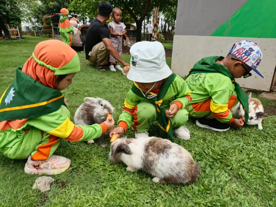 Kunjungi Kandang Satwa, Pandu Tunas Athfal KB-TK Aisyiyah Bustanul Athfal 49 Ikuti Nature’s Classroom