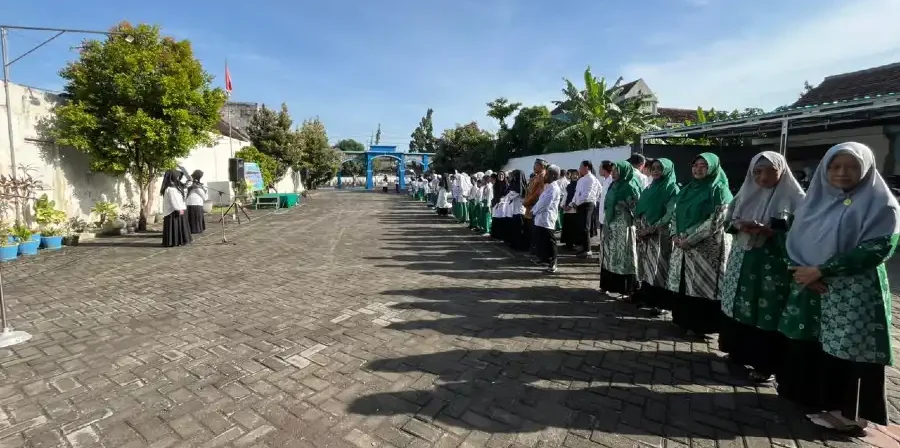 Wali Murid Jadi Petugas Apel di Peringatan HGN 2025 MI Mutu Sukodadi