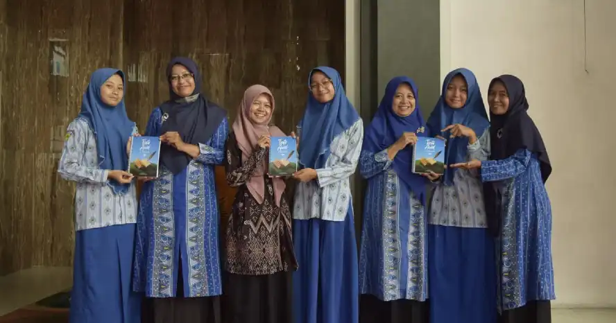 SMP Muhammadiyah 3 Pandaan Rayakan Hari Guru Nasional dengan Meluncurkan Buku Puisi