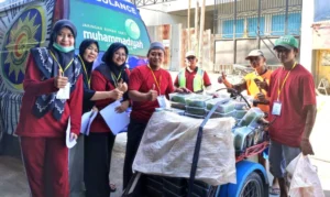 Tebar Kebahagiaan Idul Adha, RS Muhammadiyah Babat Bagikan Daging Kurban ke Pedagang Pasar dan Warga Sekitar