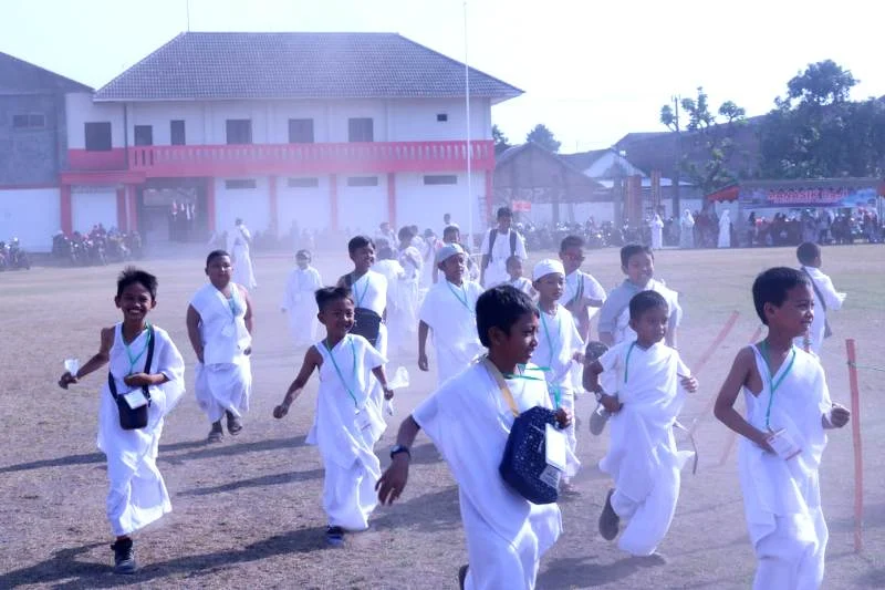 Meskipun Panas, Murid-Murid Itu Tetap Bersemangat Thawaf dan Sai di Lapangan