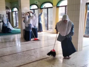 Bersih-Bersih Masjid dan Mengajar TPQ, Murid SMPM7 Amalkan Quran