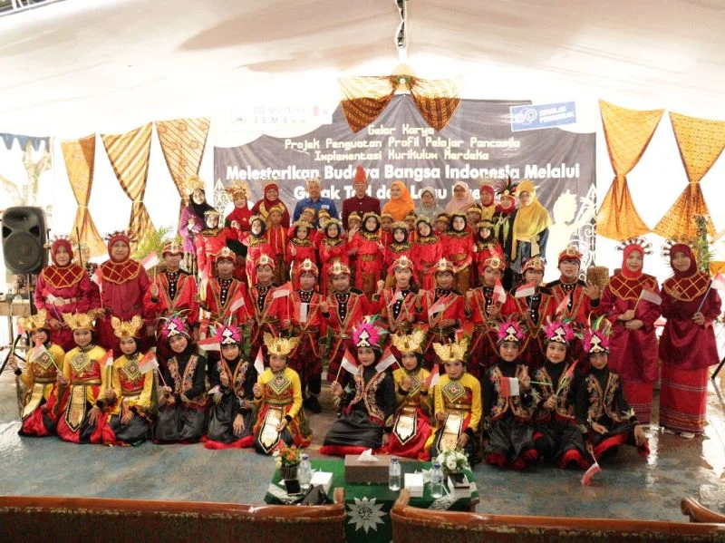 Gerak Tari dan Lagu Iringi Terima Rapor di Mudisa